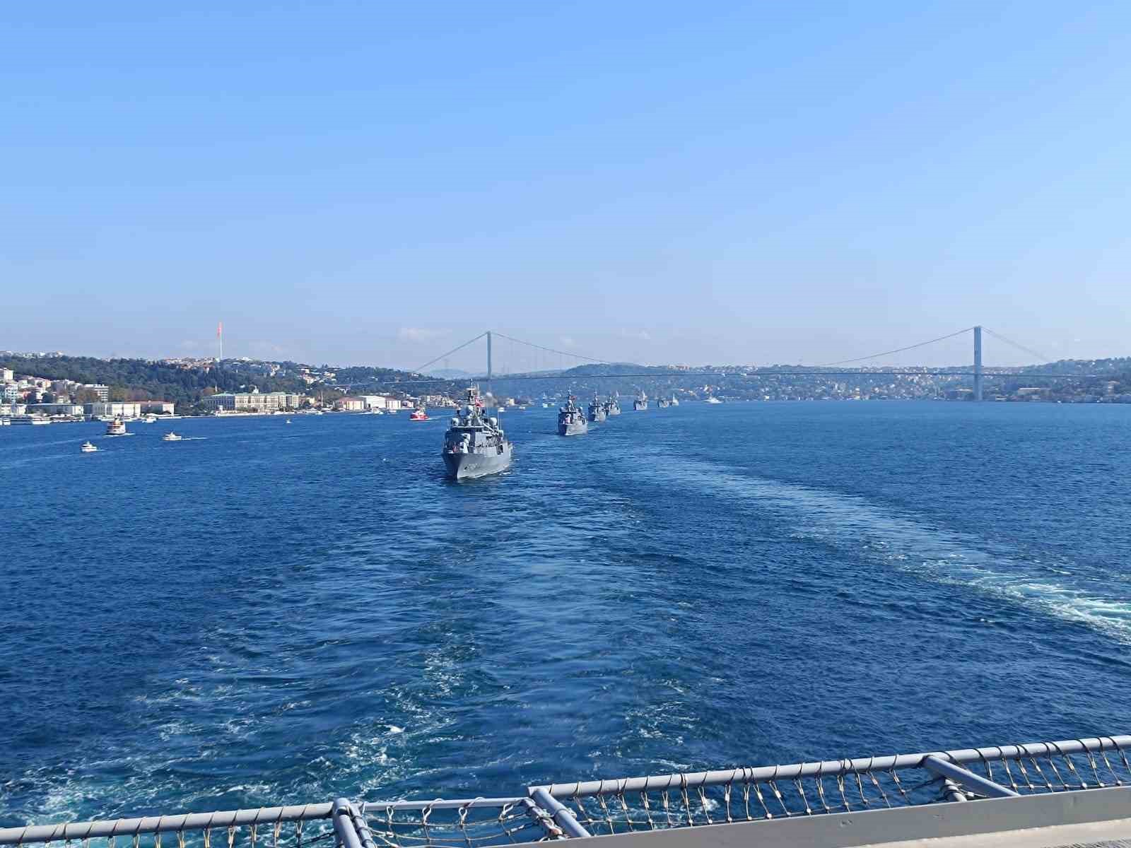 TCG Anadolu ile birlikte 15 savaş gemisi İstanbul Boğazı’ndan geçti
