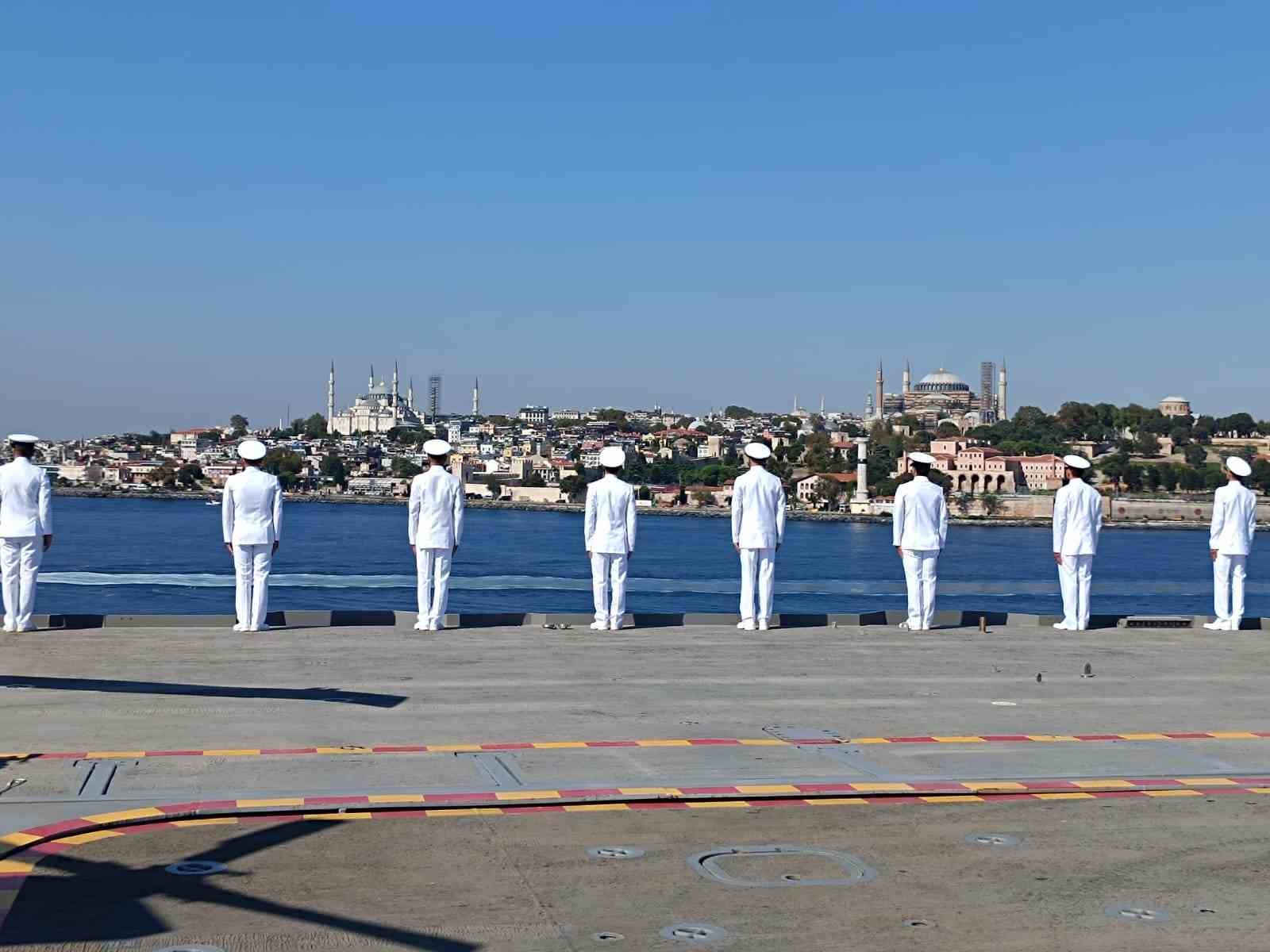 TCG Anadolu ile birlikte 15 savaş gemisi İstanbul Boğazı’ndan geçti
