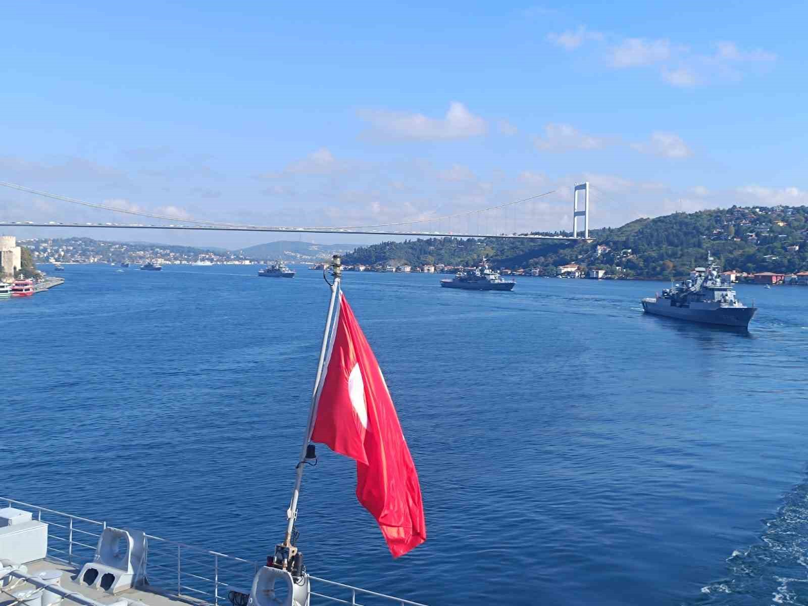 TCG Anadolu ile birlikte 15 savaş gemisi İstanbul Boğazı’ndan geçti
