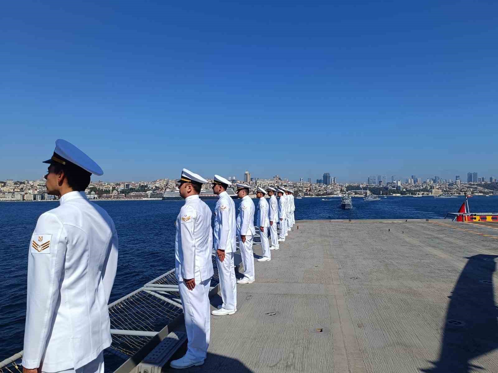 TCG Anadolu ile birlikte 15 savaş gemisi İstanbul Boğazı’ndan geçti
