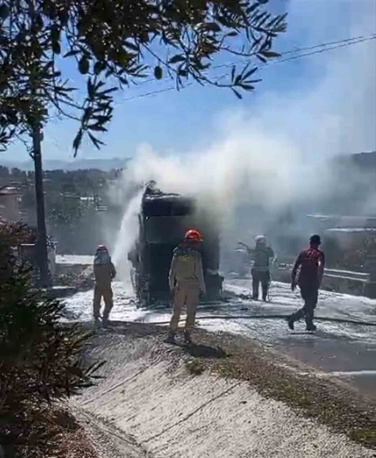 Yatağan’da hafriyat yüklü kamyon alevlere teslim oldu
