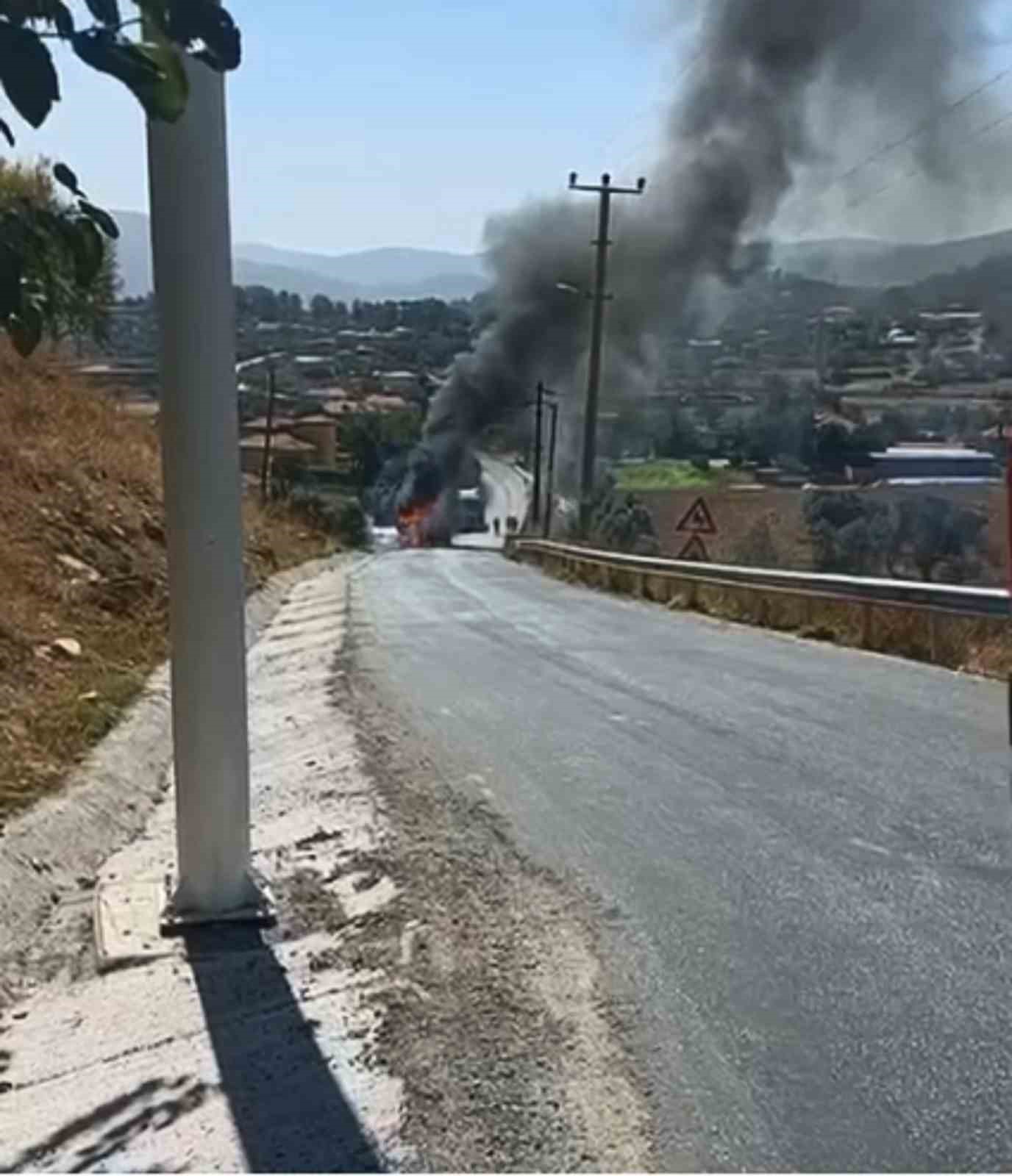 Yatağan’da hafriyat yüklü kamyon alevlere teslim oldu
