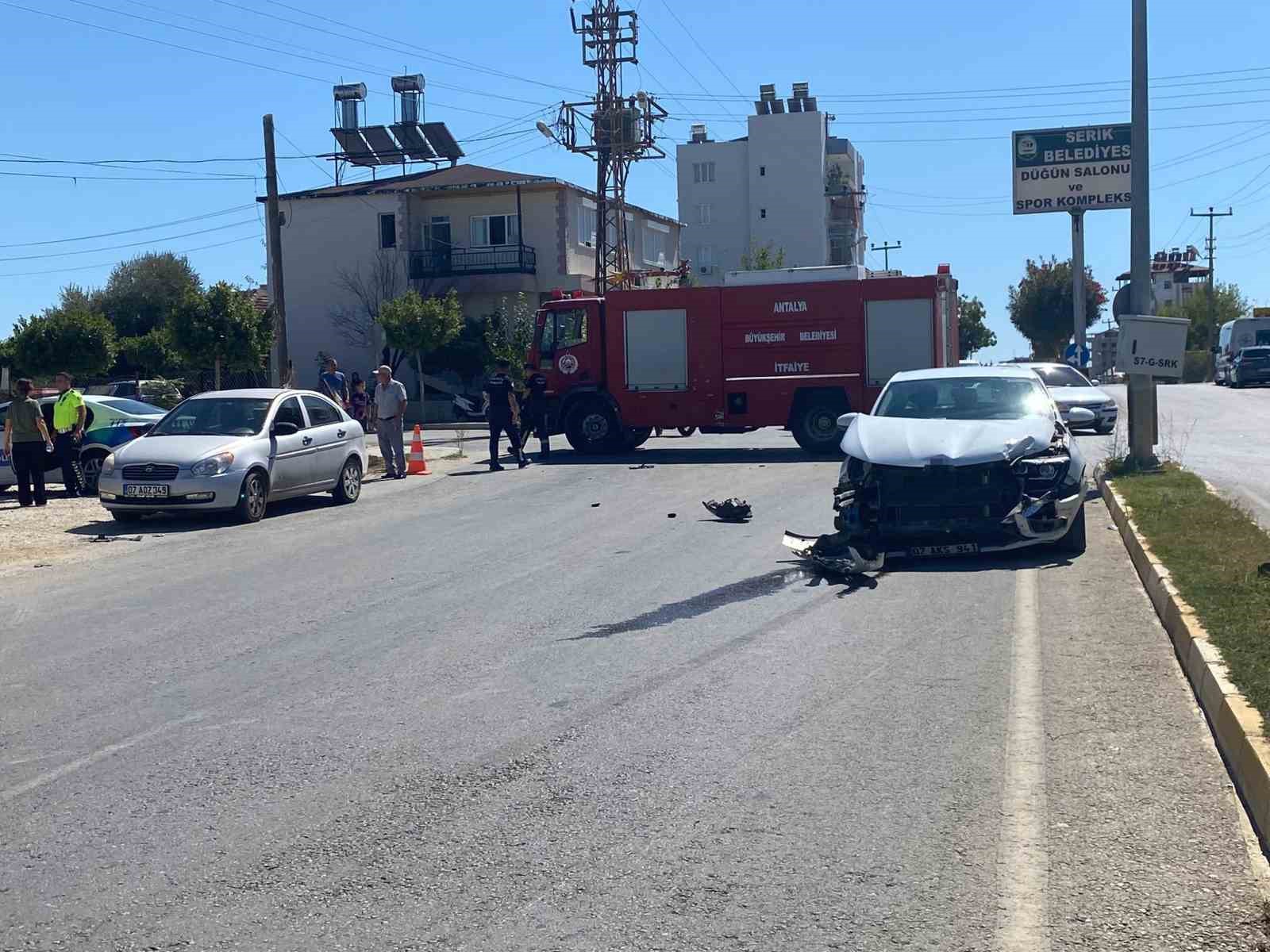 Serik’te iki otomobil kavşakta çarpıştı: 1 yaralı
