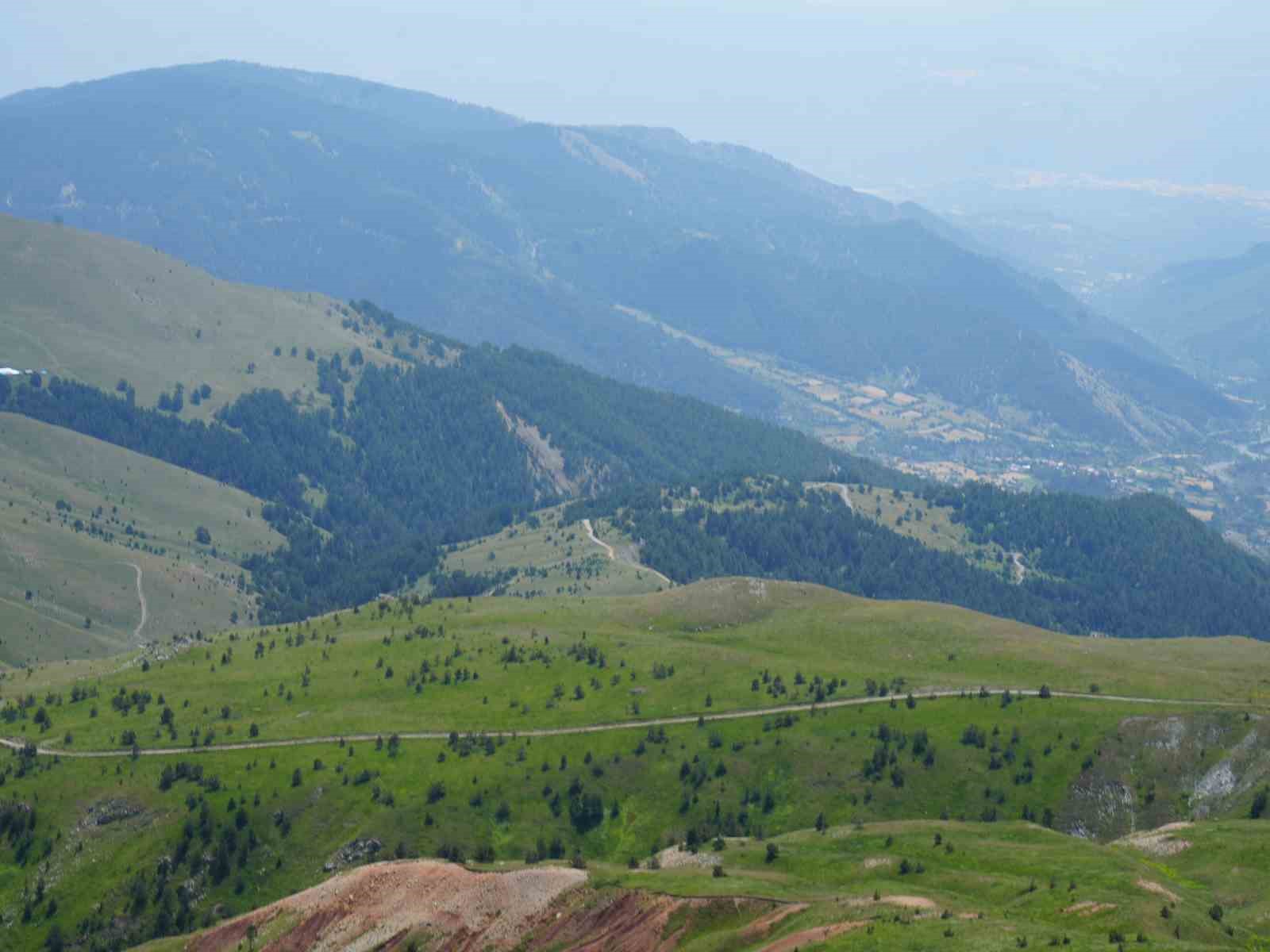 Hayvancılıkla uğraşan vatandaşların geçim kaynağı yaylalar, güzelliği ile mest ediyor
