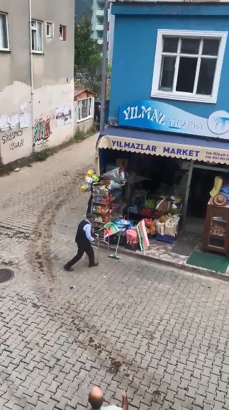 Artvin’in Kemalpaşa ilçesinde tek katlı bina yaşlı adamın üzerine çöktü
