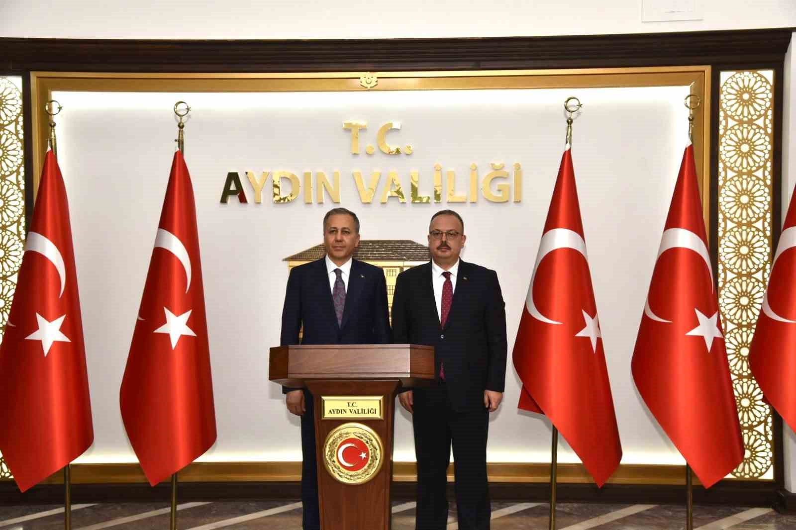 Bakan Yerlikaya’ya Aydın’da vatandaşlardan yoğun ilgi
