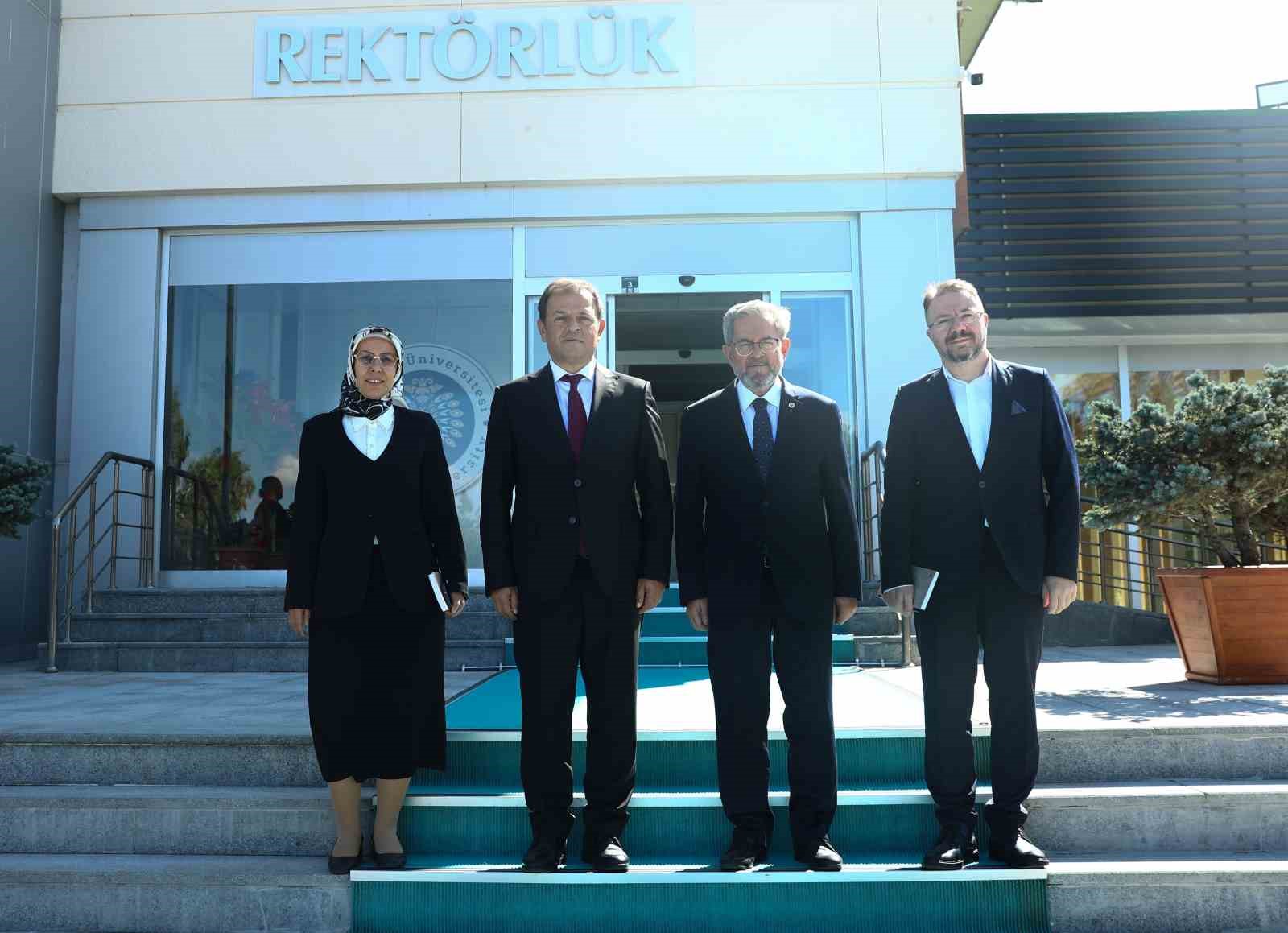 Atatürk Üniversitesi tıp fakültesi mezunları 40 yıl sonra bir araya geldi
