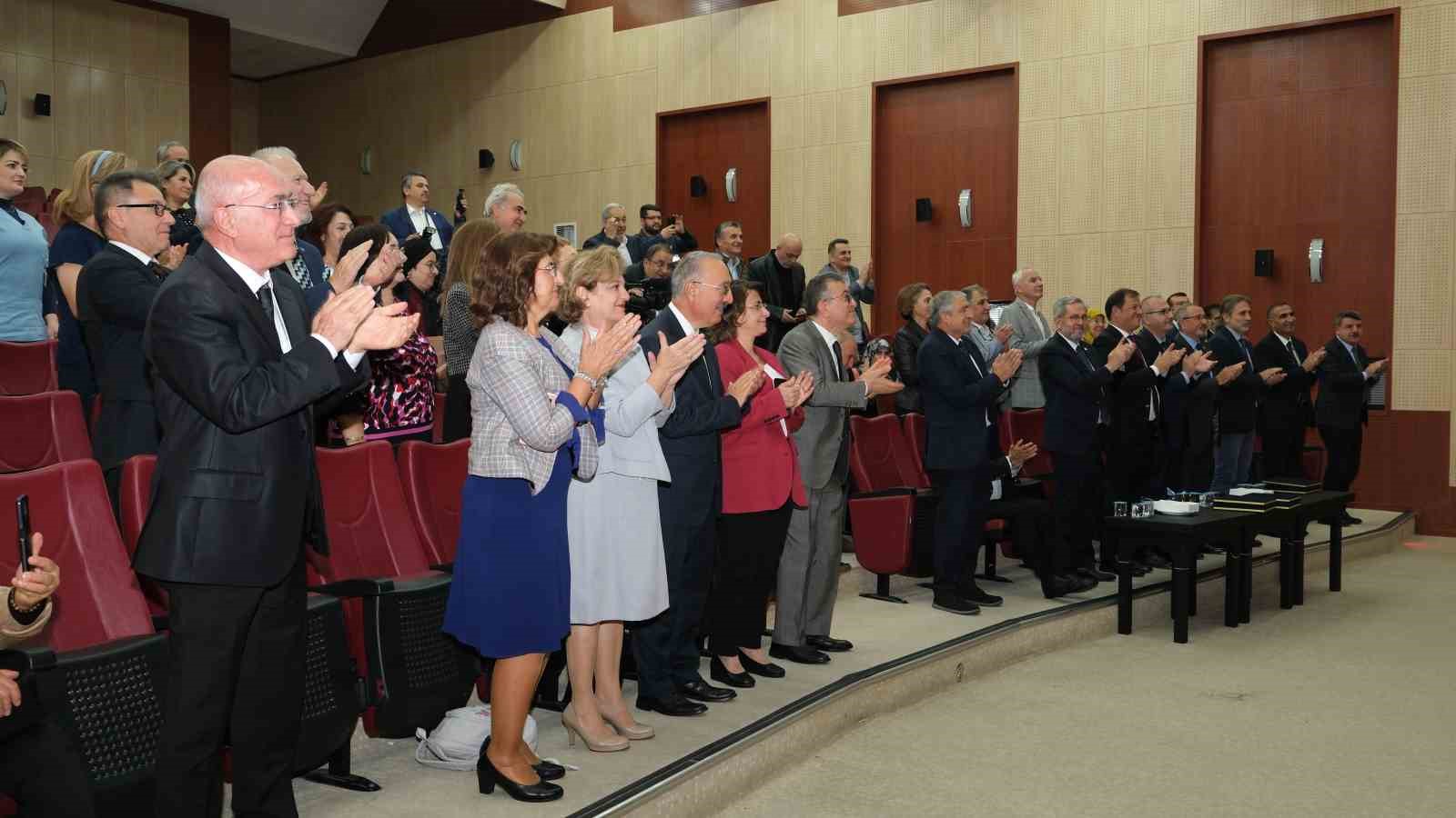 Atatürk Üniversitesi tıp fakültesi mezunları 40 yıl sonra bir araya geldi
