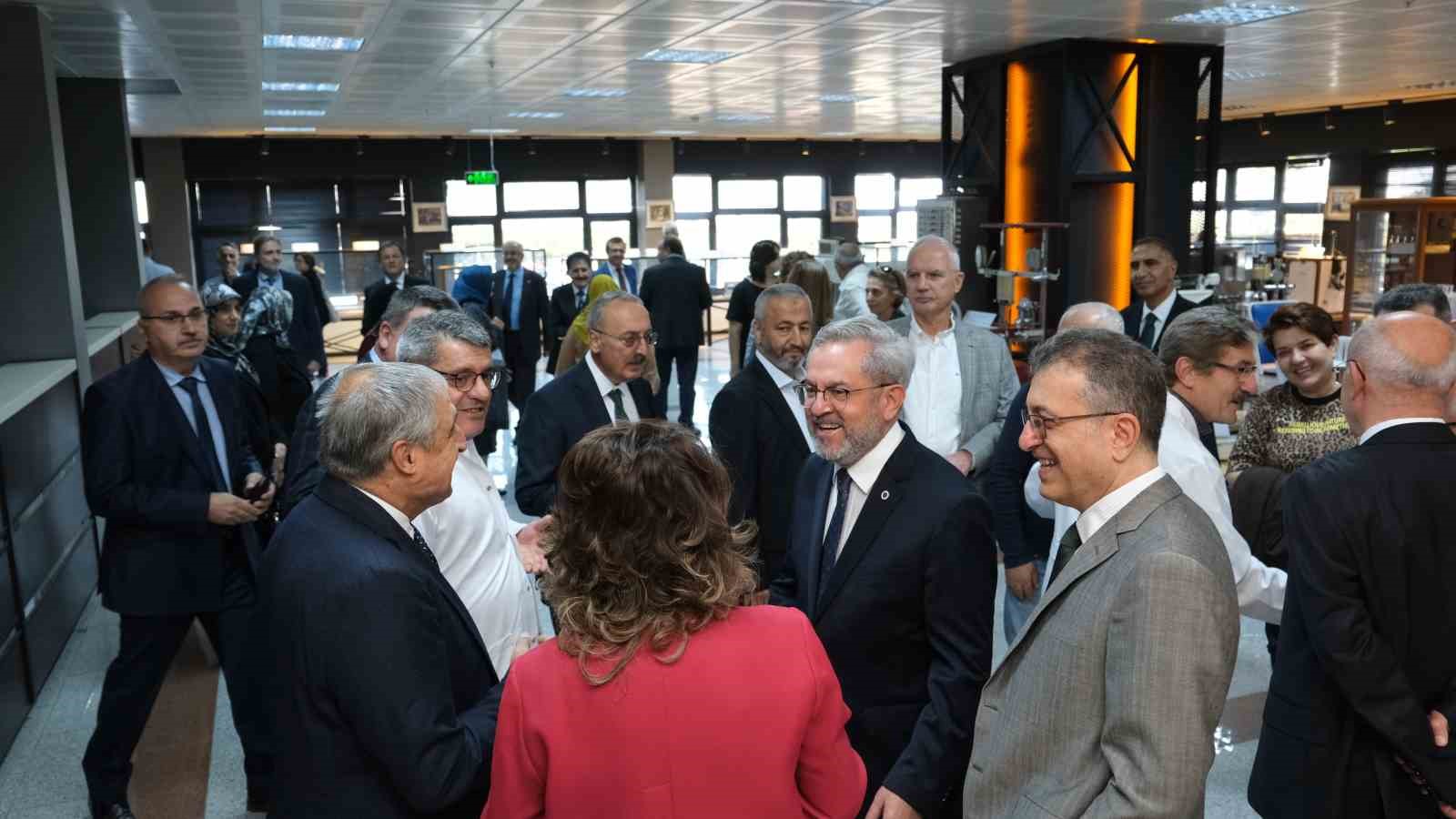 Atatürk Üniversitesi tıp fakültesi mezunları 40 yıl sonra bir araya geldi
