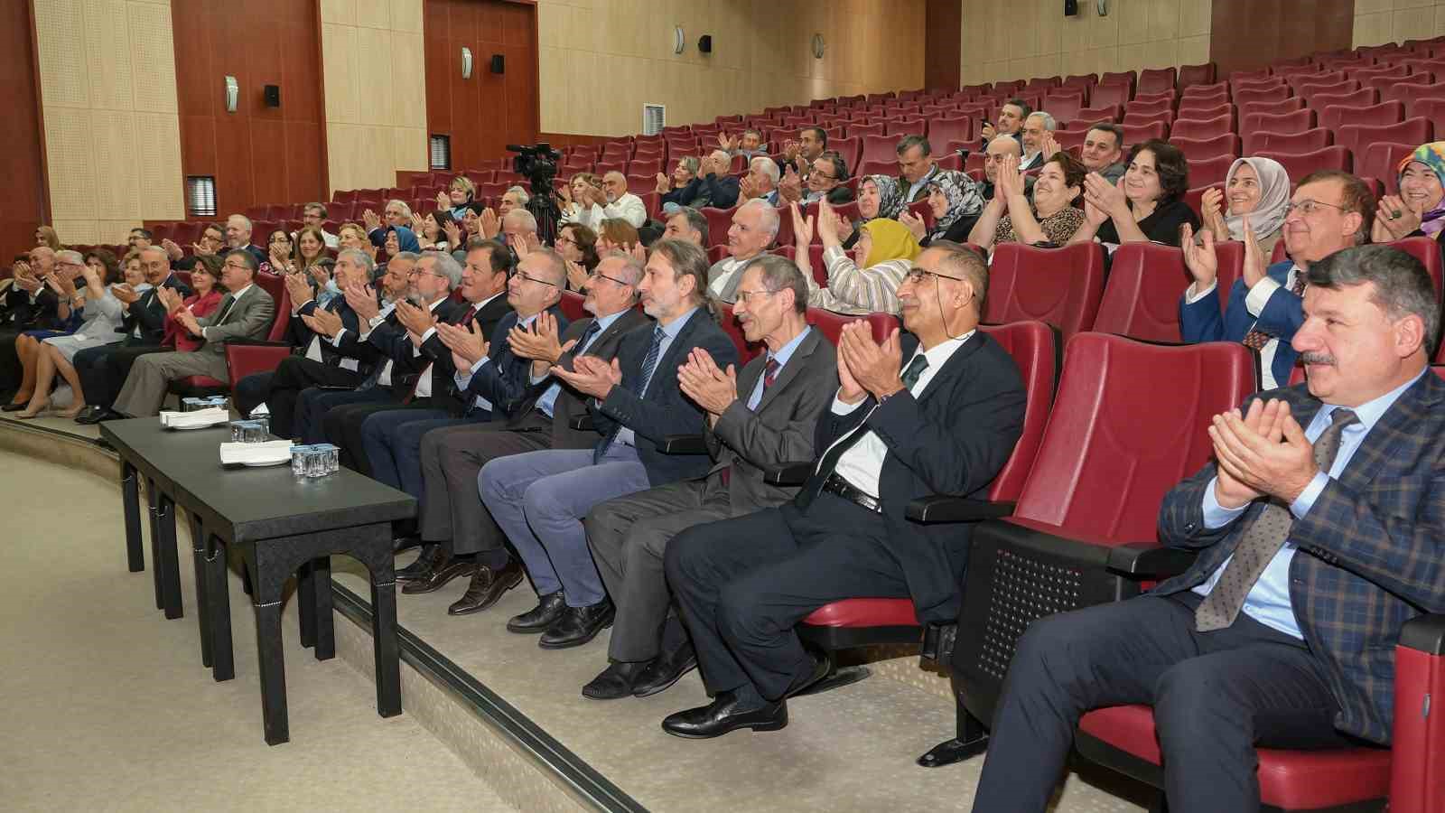 Atatürk Üniversitesi tıp fakültesi mezunları 40 yıl sonra bir araya geldi
