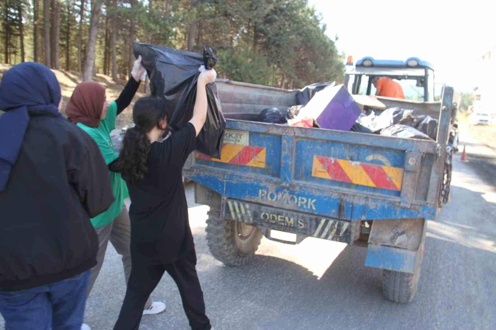 Lise öğrencileri ormanlık alanı temizlemek için seferber oldu
