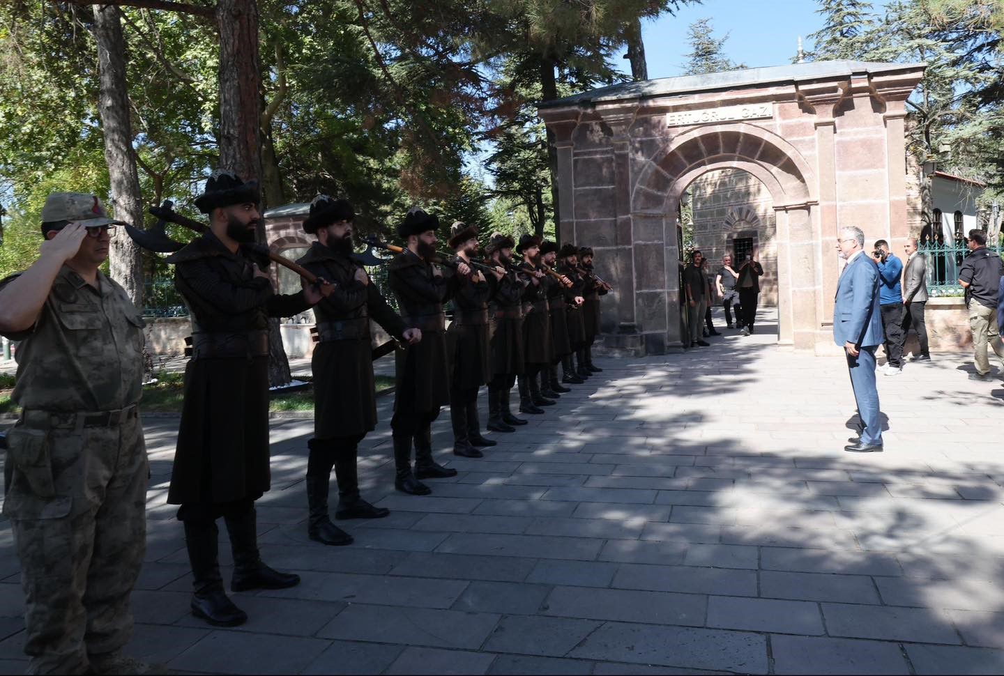 Bakan Işıkhan, Ertuğrul Gazi Türbesi’nde dua etti
