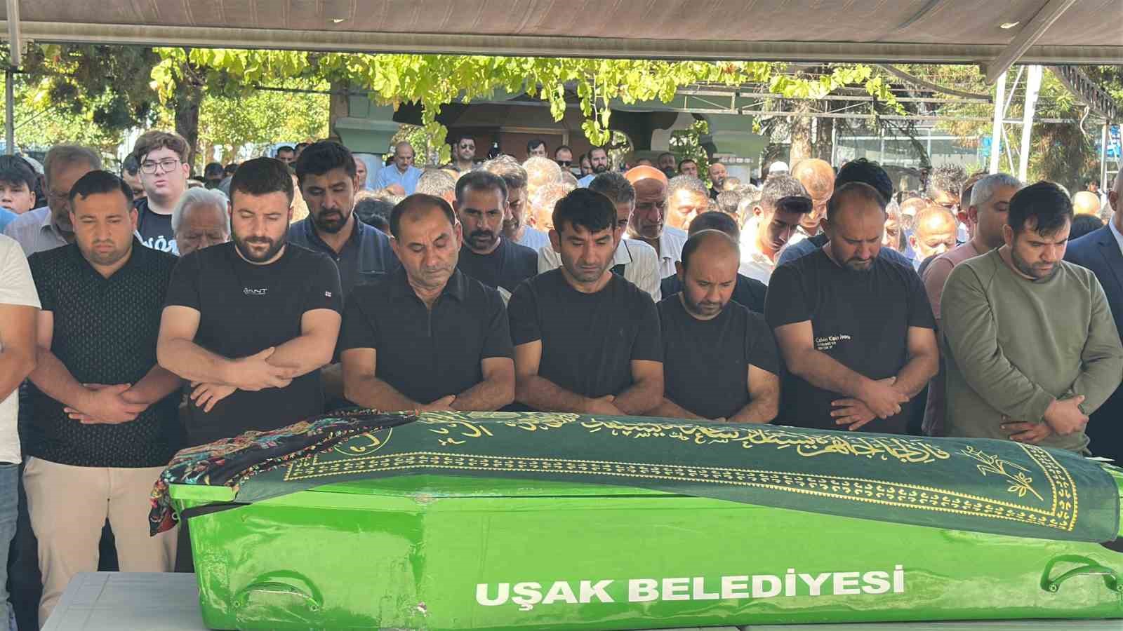 Erzincan’daki kazada hayatını kaybeden Uşaklı aile son yolculuğuna uğurlandı
