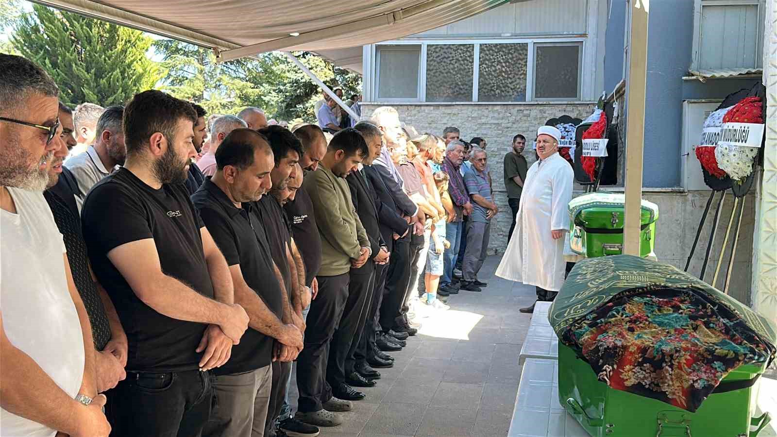 Erzincan’daki kazada hayatını kaybeden Uşaklı aile son yolculuğuna uğurlandı
