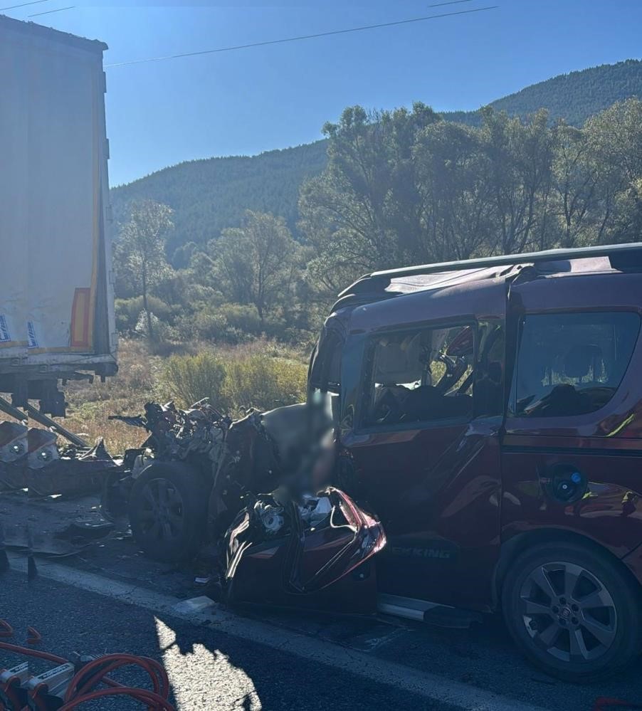 Erzincan’daki kazada hayatını kaybeden Uşaklı aile son yolculuğuna uğurlandı
