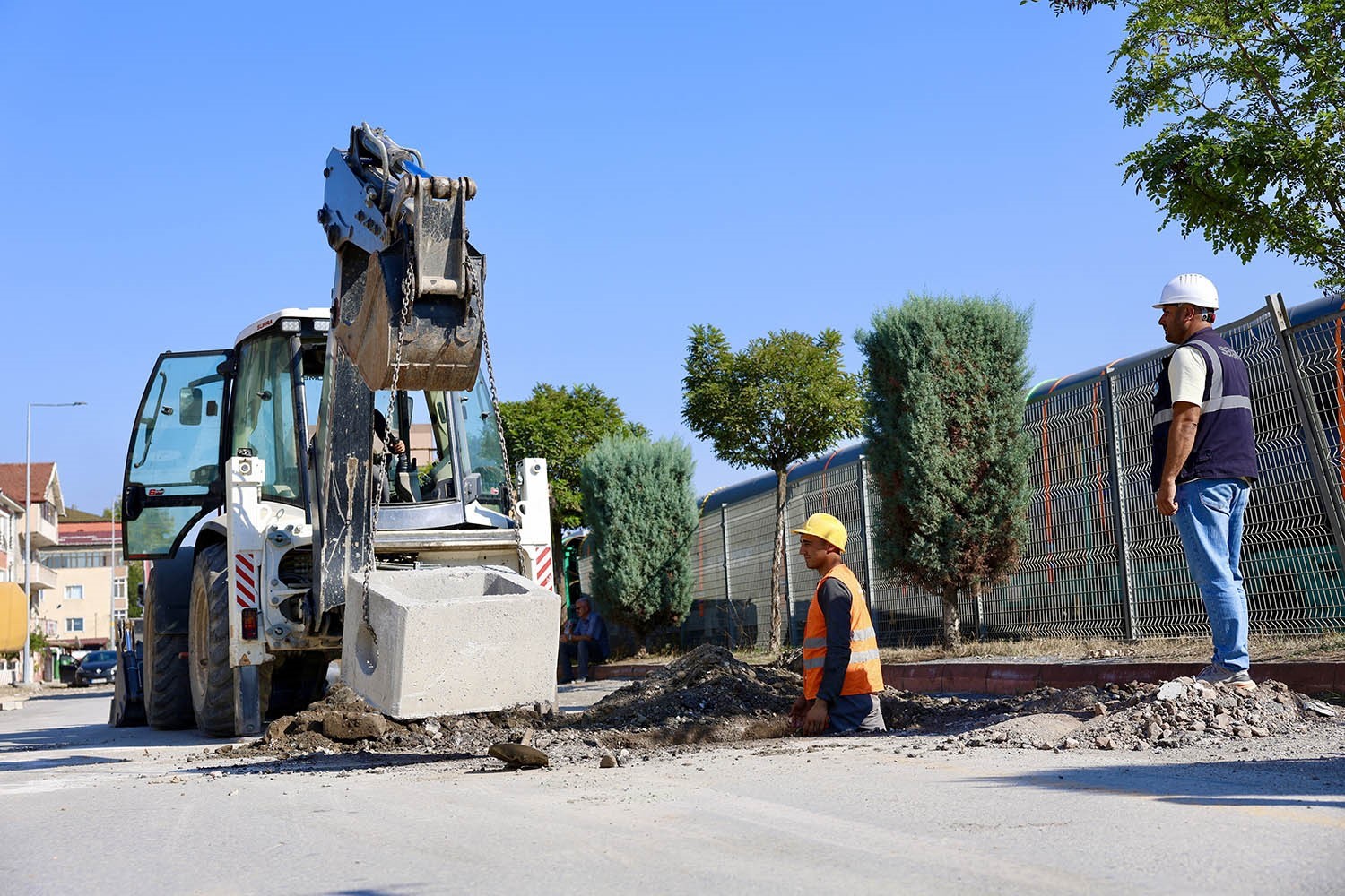 Altyapısı yenilenen Arifiye Zübeyde Hanım Caddesi’nde üstyapı çalışmaları başladı
