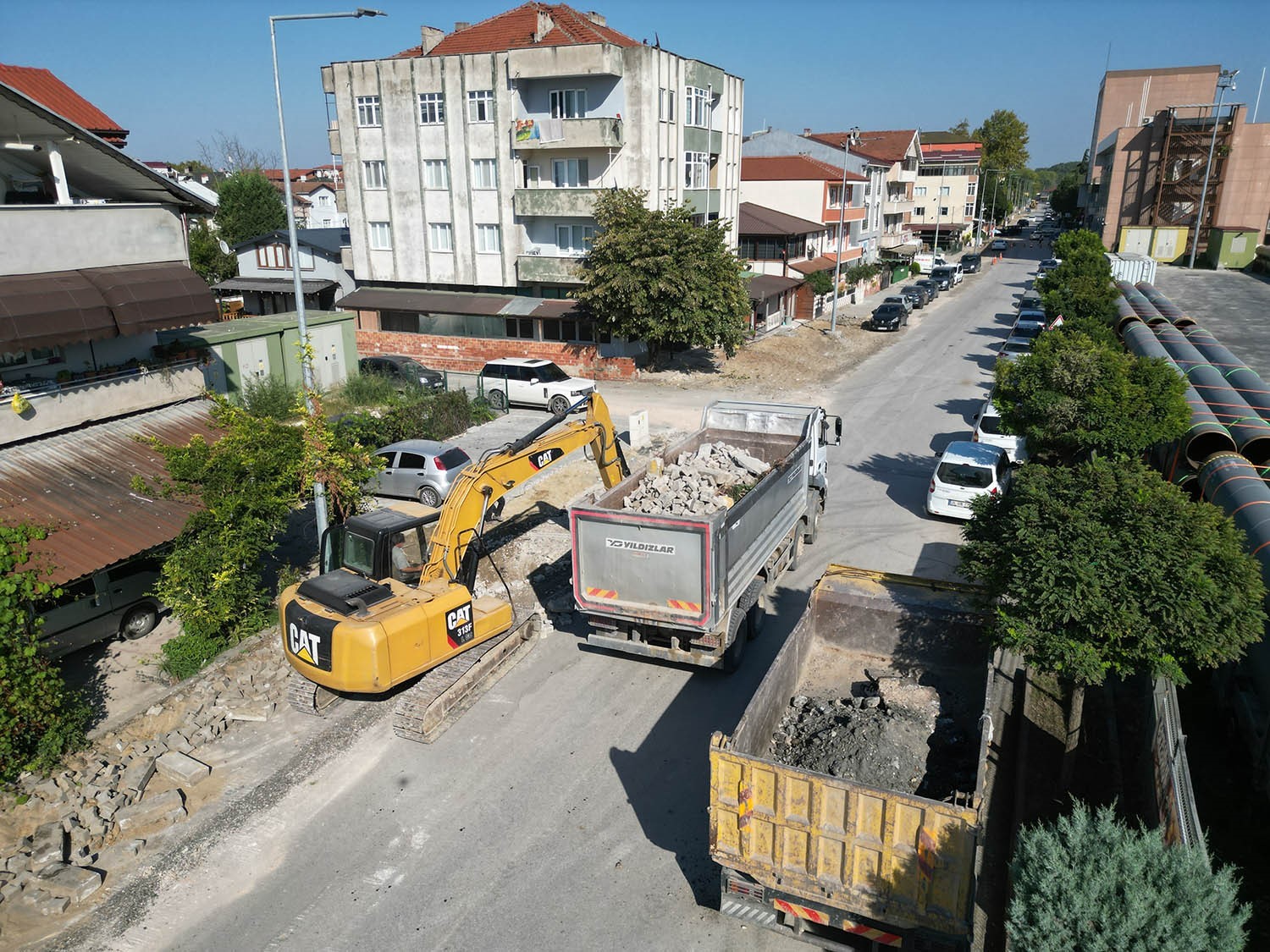 Altyapısı yenilenen Arifiye Zübeyde Hanım Caddesi’nde üstyapı çalışmaları başladı
