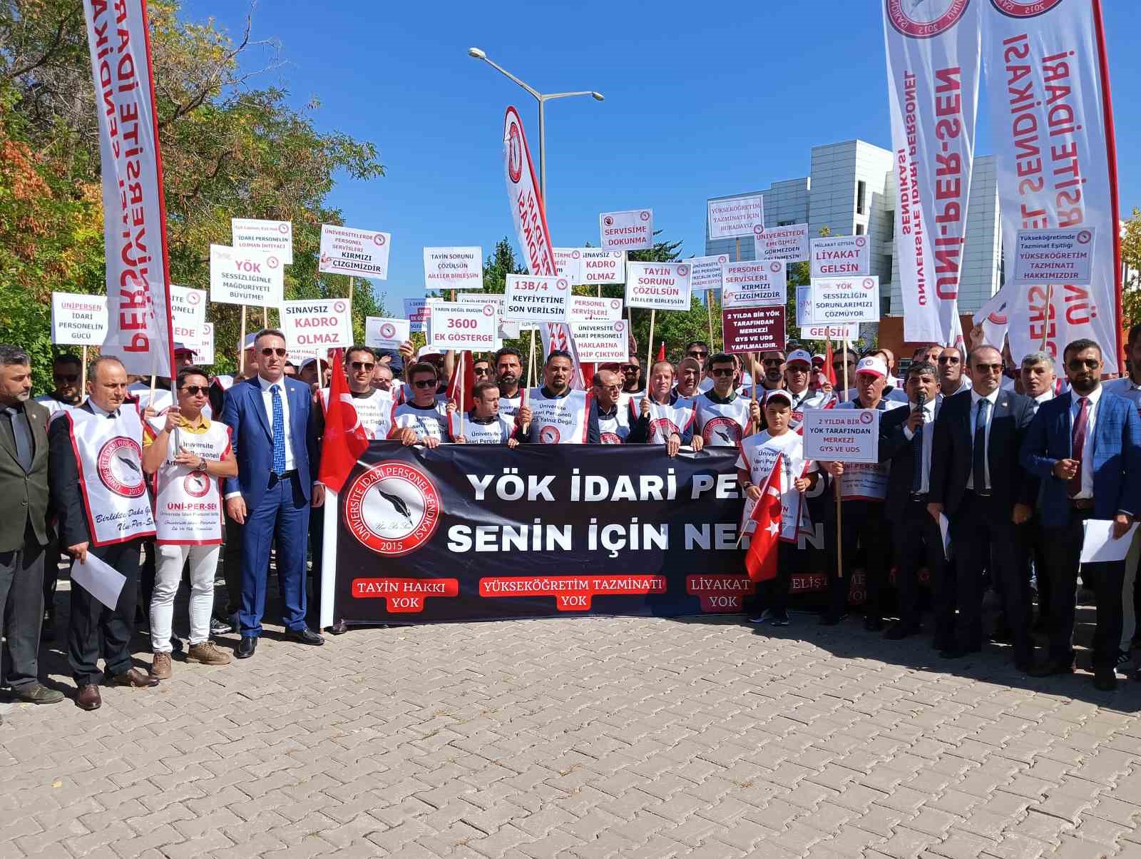 Üniversitelerdeki personel sorunlarının çözüme kavuşturulması için YÖK önünde eylem
