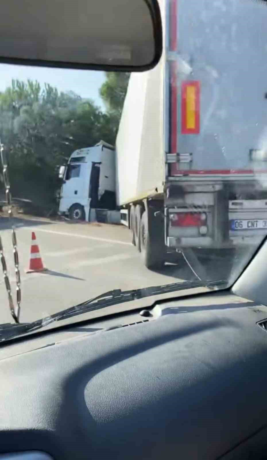 Devrilen tır yolu kapattı, kilometrelerce kuyruk oluştu
