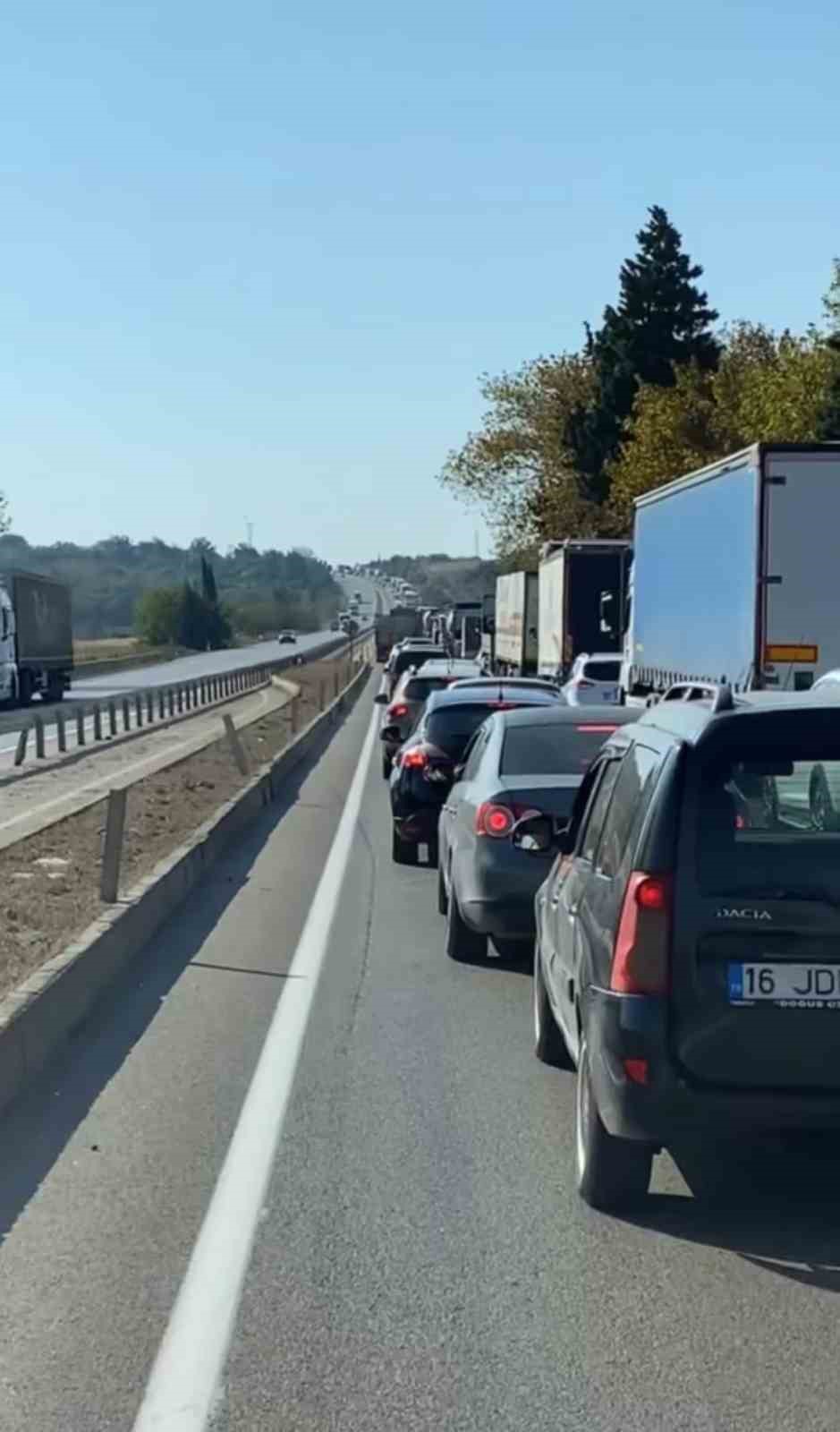 Devrilen tır yolu kapattı, kilometrelerce kuyruk oluştu
