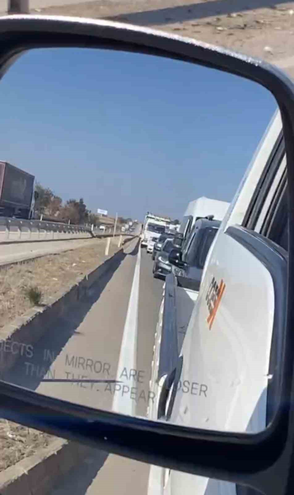 Devrilen tır yolu kapattı, kilometrelerce kuyruk oluştu
