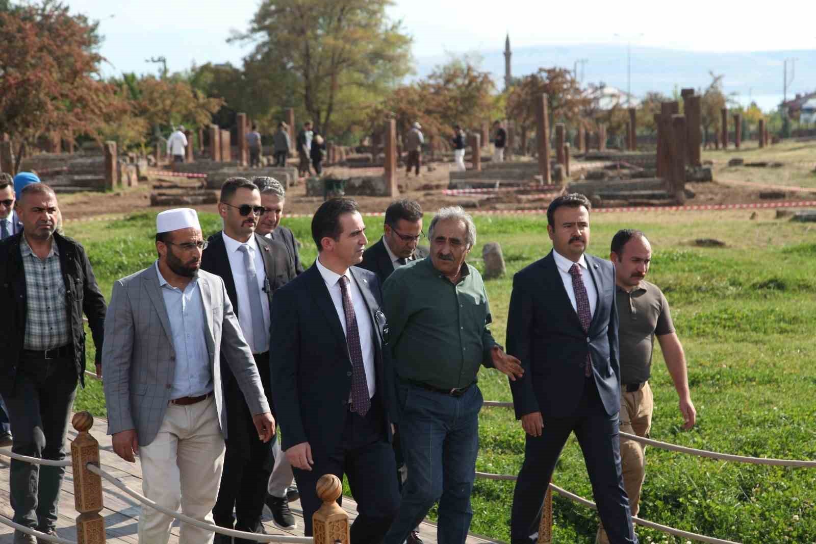 Bitlis’in yeni Valisi Karakaya ilk ziyaretini tarihi ilçe Ahlat’a yaptı
