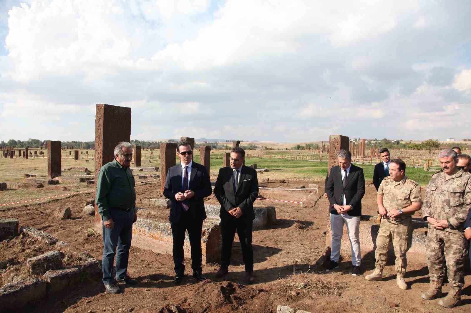 Bitlis’in yeni Valisi Karakaya ilk ziyaretini tarihi ilçe Ahlat’a yaptı
