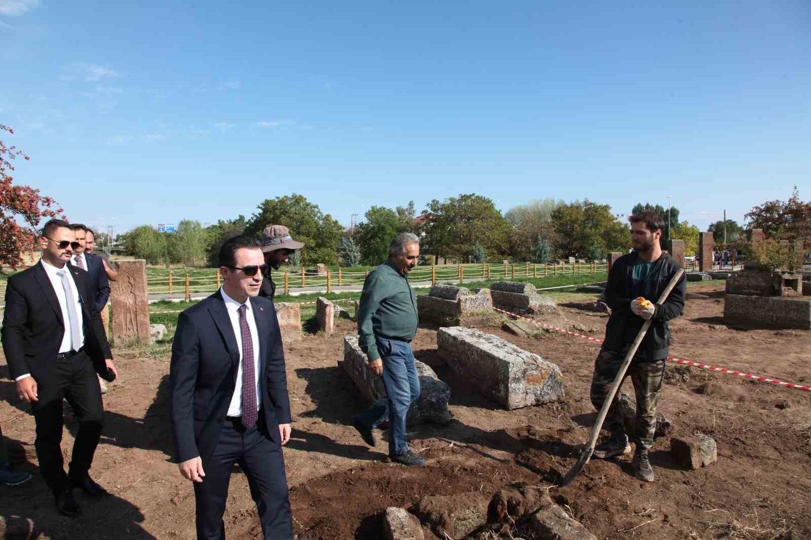 Bitlis’in yeni Valisi Karakaya ilk ziyaretini tarihi ilçe Ahlat’a yaptı
