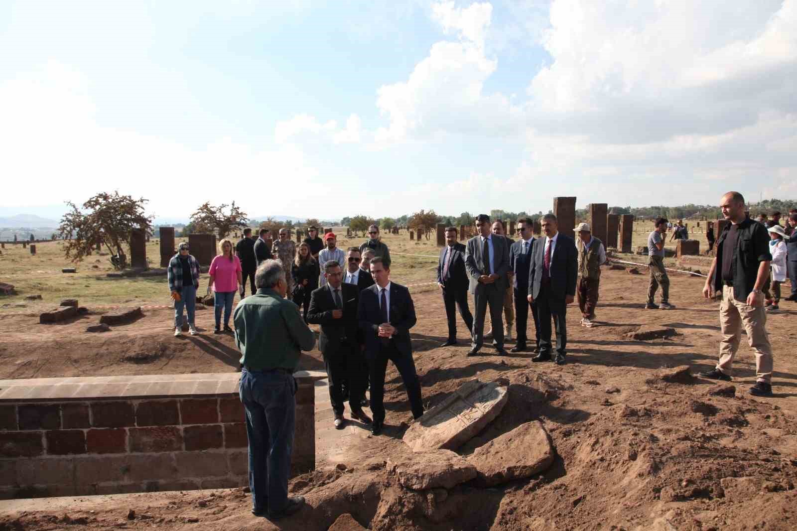 Bitlis’in yeni Valisi Karakaya ilk ziyaretini tarihi ilçe Ahlat’a yaptı
