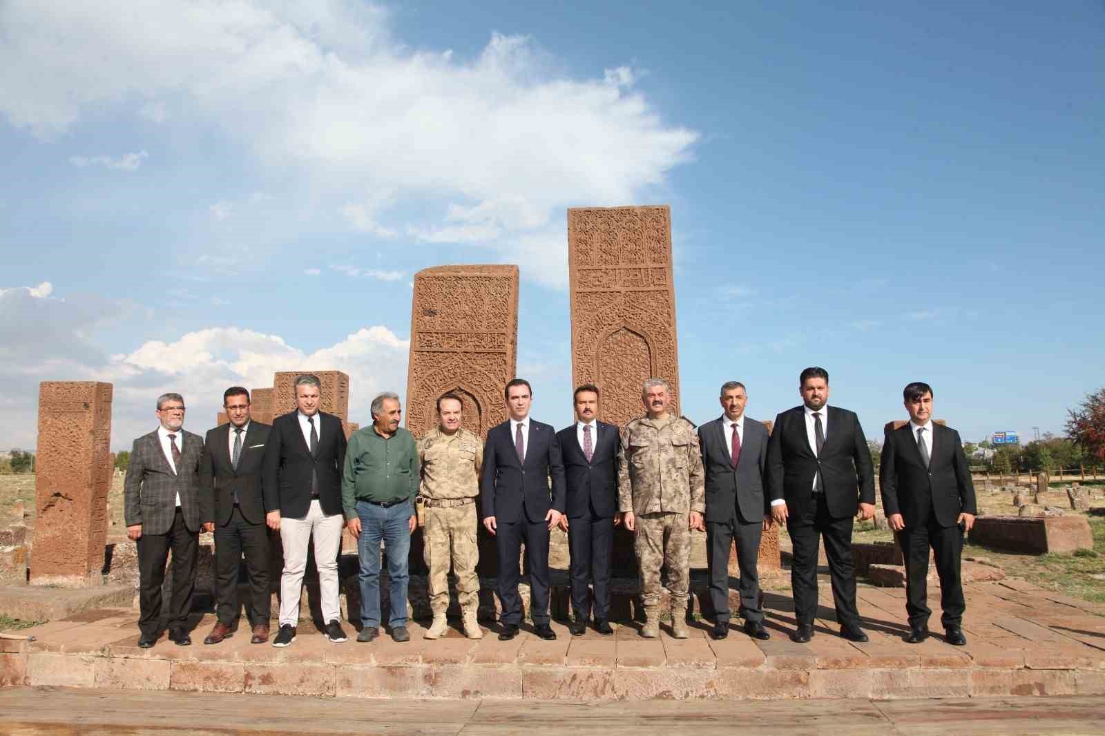 Bitlis’in yeni Valisi Karakaya ilk ziyaretini tarihi ilçe Ahlat’a yaptı
