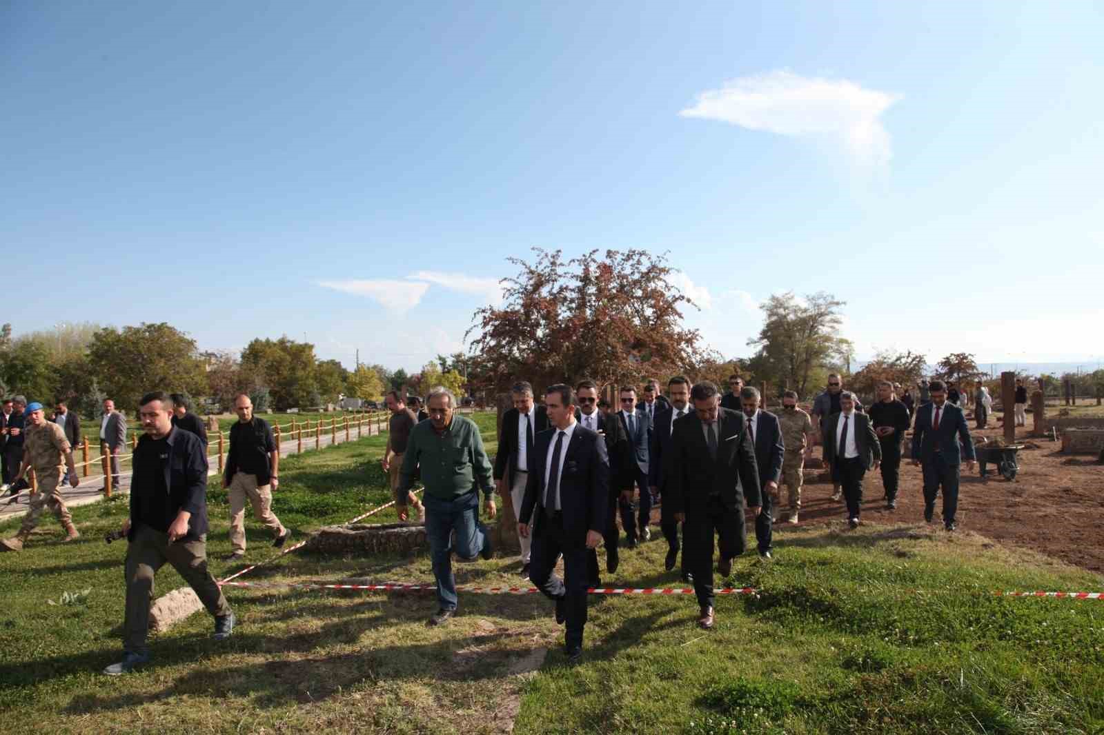 Bitlis’in yeni Valisi Karakaya ilk ziyaretini tarihi ilçe Ahlat’a yaptı
