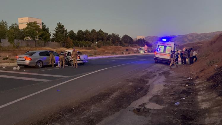 Elazığ’da iki otomobil çarpıştı: 8 yaralı
