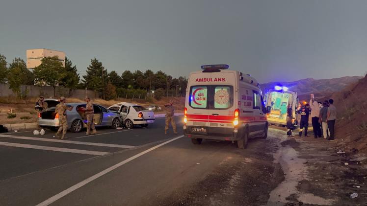 Elazığ’da iki otomobil çarpıştı: 8 yaralı
