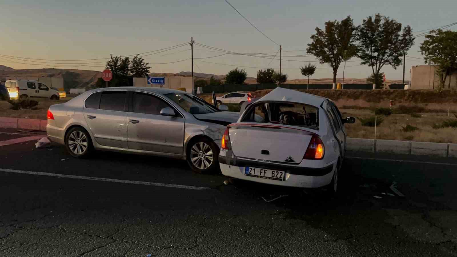 Elazığ’da iki otomobil çarpıştı: 8 yaralı
