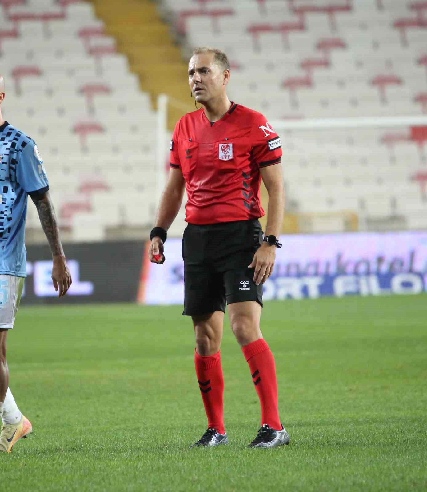 Trendyol Süper Lig: Sivasspor: 0 - Başakşehir: 1 (İlk yarı)
