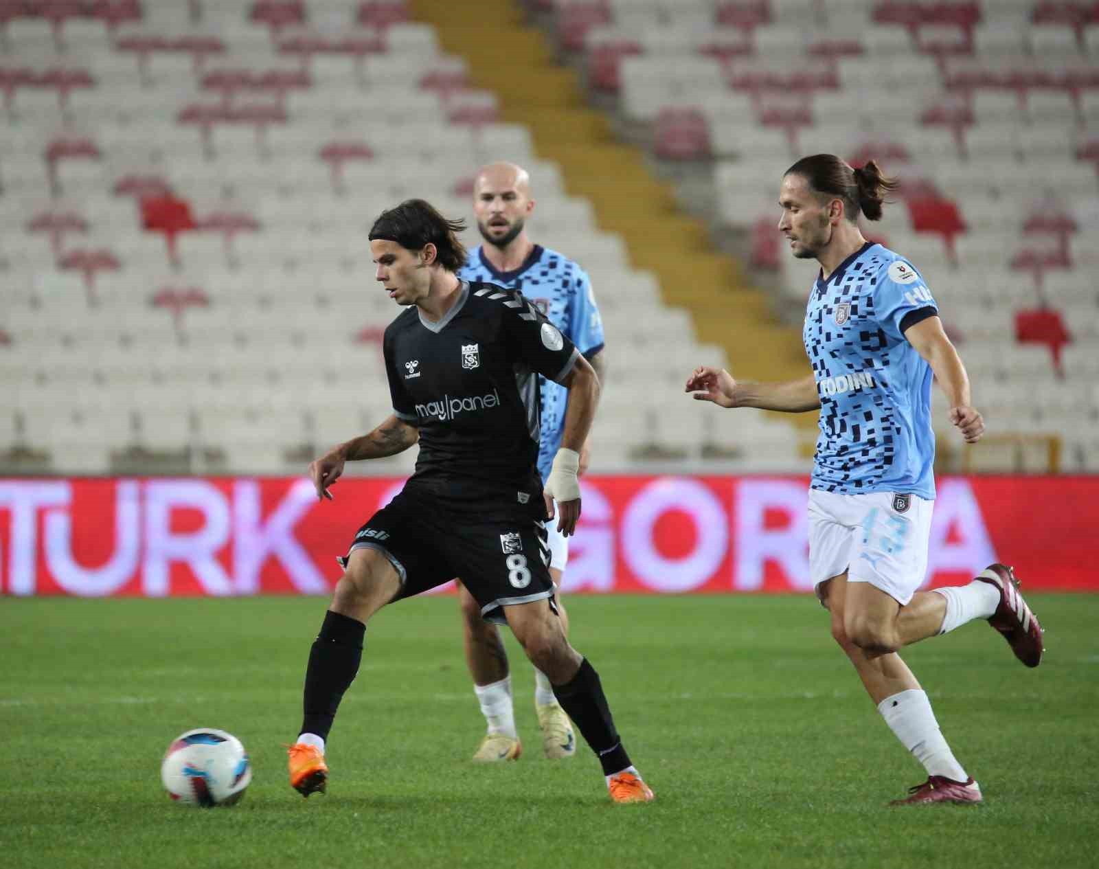 Trendyol Süper Lig: Sivasspor: 0 - Başakşehir: 1 (İlk yarı)
