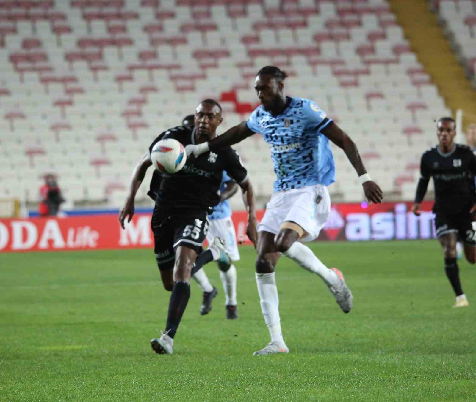 Trendyol Süper Lig: Sivasspor: 0 - Başakşehir: 1 (İlk yarı)
