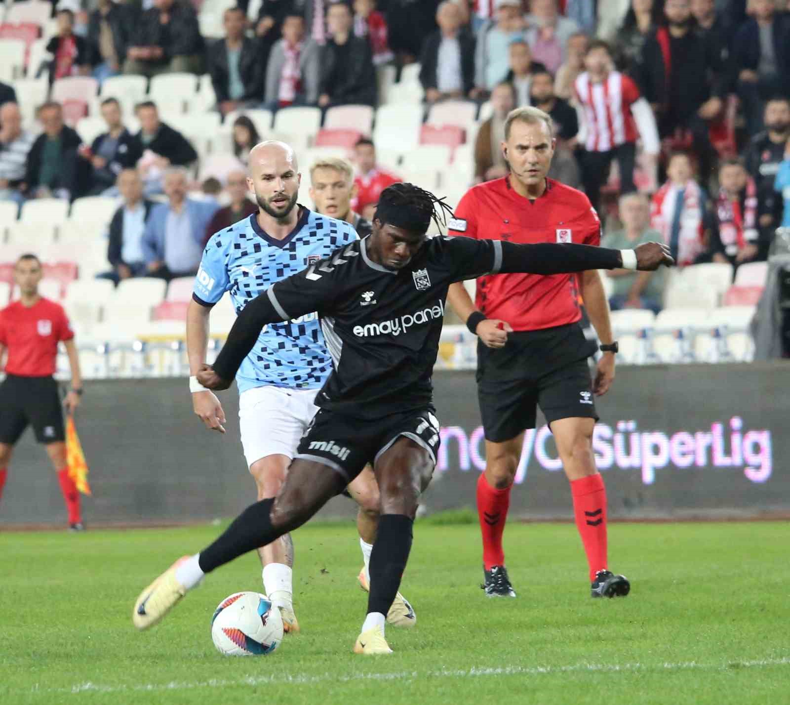 Trendyol Süper Lig: Sivasspor: 0 - Başakşehir: 1 (İlk yarı)
