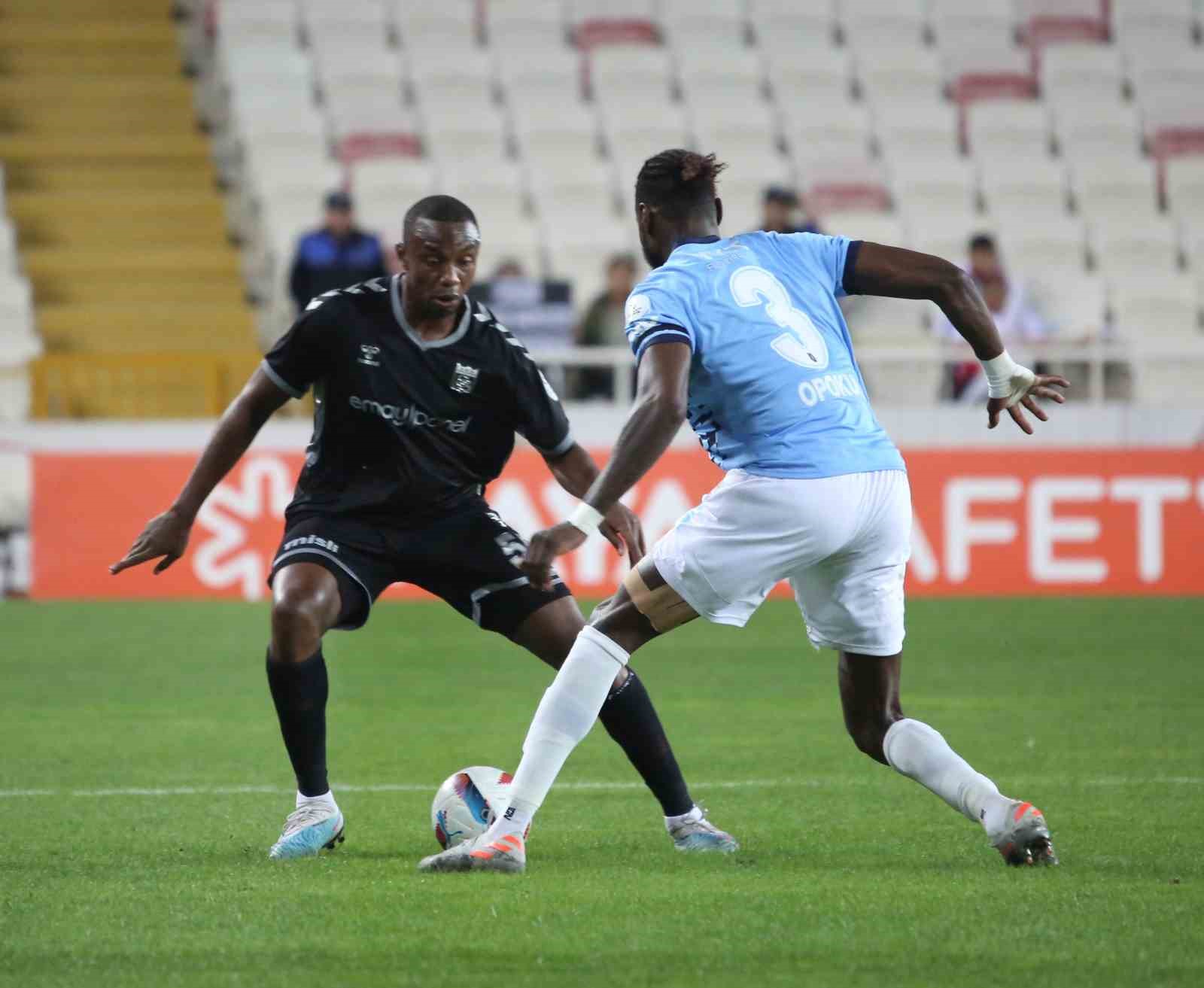 Trendyol Süper Lig: Sivasspor: 0 - Başakşehir: 1 (İlk yarı)
