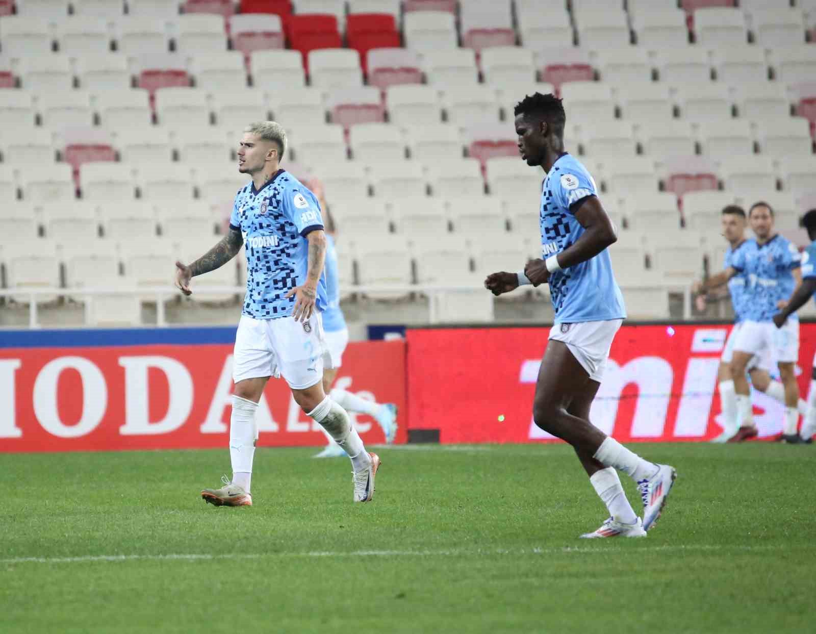 Trendyol Süper Lig: Sivasspor: 0 - Başakşehir: 1 (İlk yarı)
