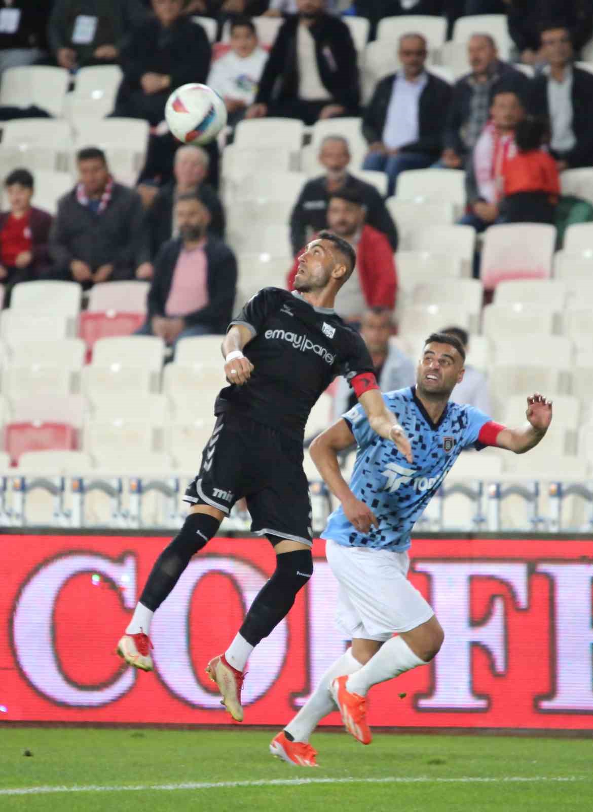 Trendyol Süper Lig: Sivasspor: 0 - Başakşehir: 1 (İlk yarı)
