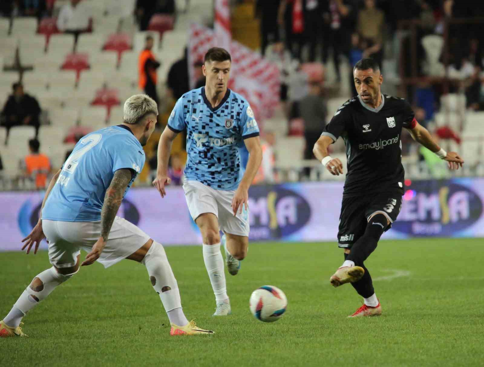 Trendyol Süper Lig: Sivasspor: 1 -Başakşehir: 2 (Maç sonucu)
