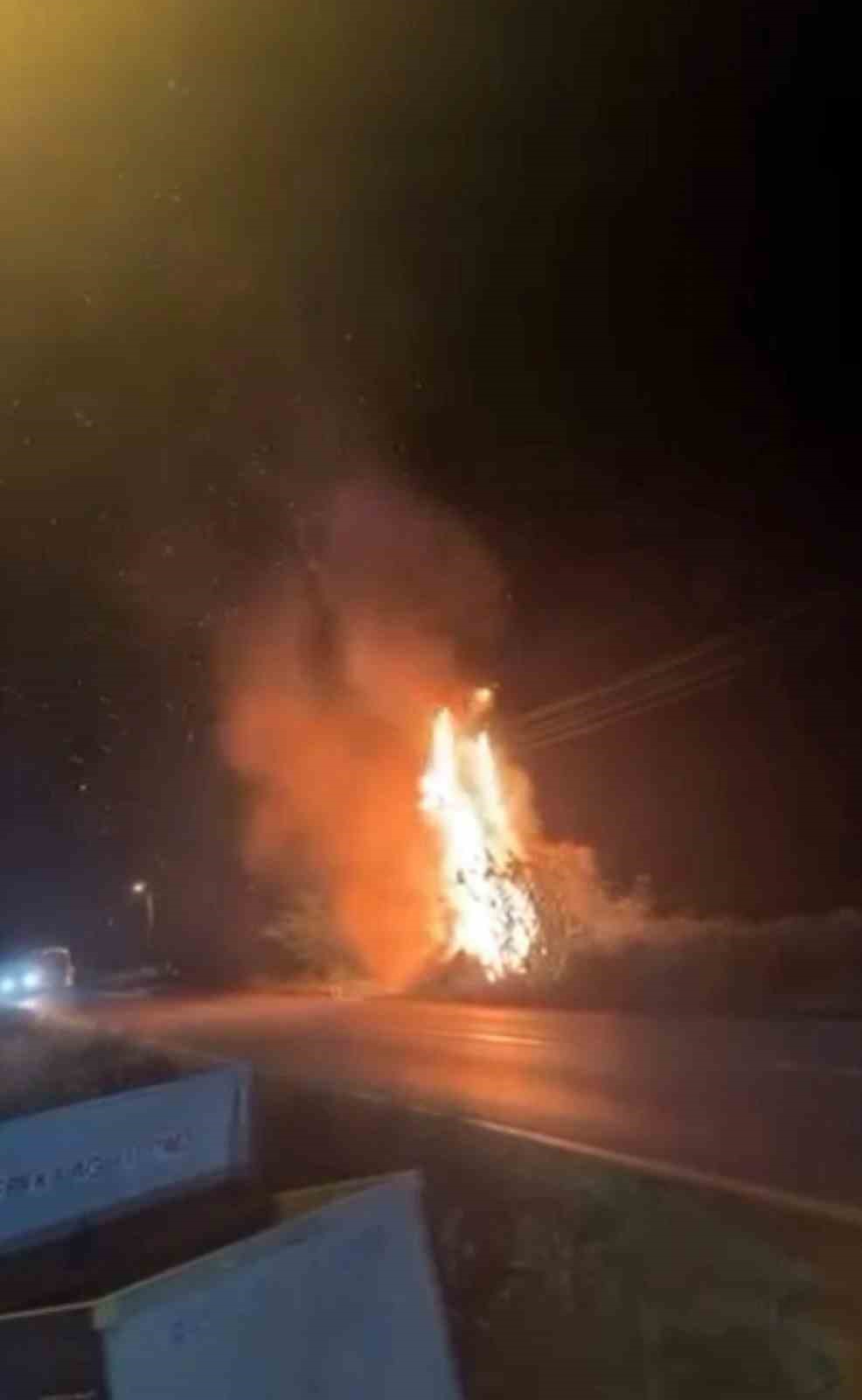 Kontrolden çıkarak yol kenarına uçan araç alev topuna döndü: 2 yaralı
