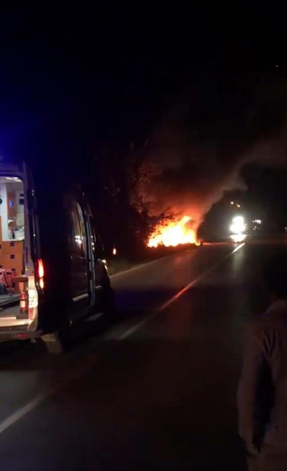 Kontrolden çıkarak yol kenarına uçan araç alev topuna döndü: 2 yaralı
