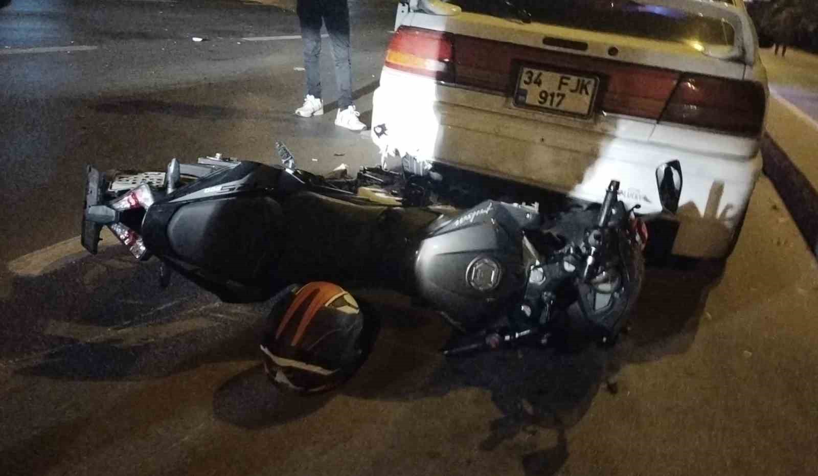 Pendik’te otomobilin çarptığı motosiklet, kontrolden çıkarak park halindeki araca çarptı: 1 yaralı
