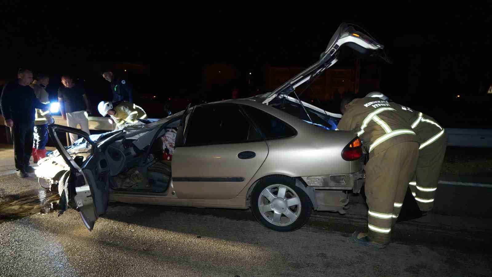 Karşı şeride geçen otomobil metrelerce sürüklendi: 2 yaralı
