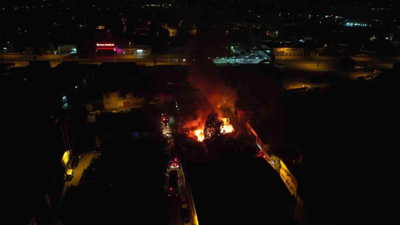 Bursa’da palet fabrikasında korkutan yangın: Alevler geceyi aydınlattı
