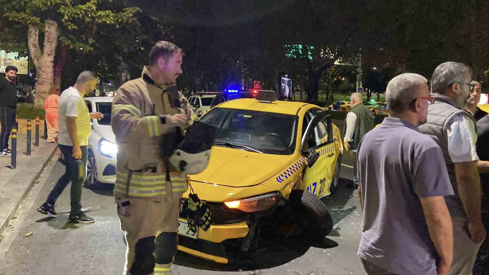 Beşiktaş’ta zincirleme trafik kazası: Kaza sonrası sürücüler arasında kavga çıktı
