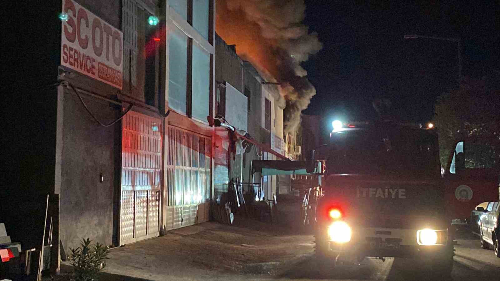 Antalya’da sanayide çıkan yangında bitişik iş yerleri ile 3 araç küle döndü
