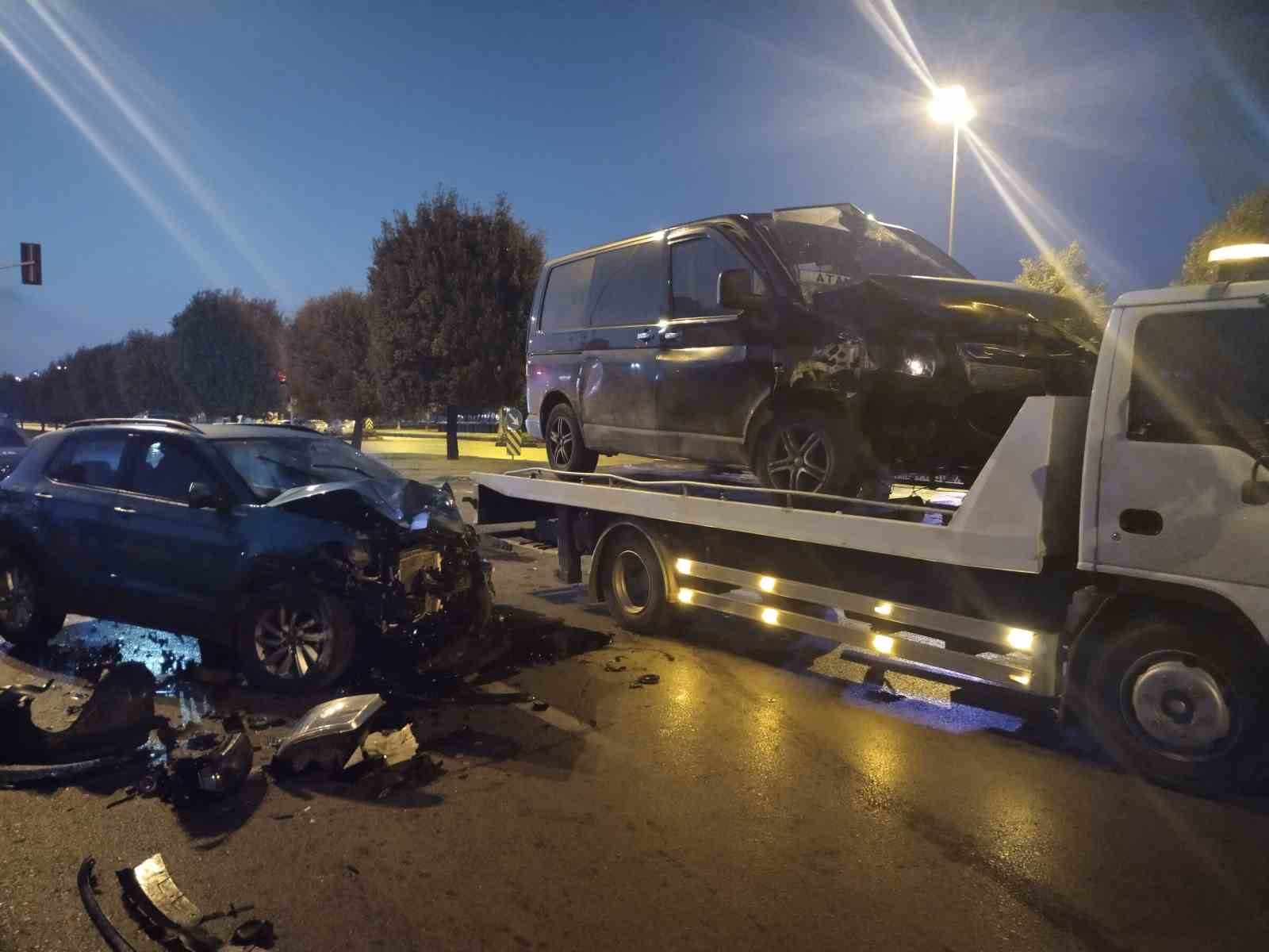 Pendik’te hafif ticari araç ile otomobil çarpıştı: 3 yaralı
